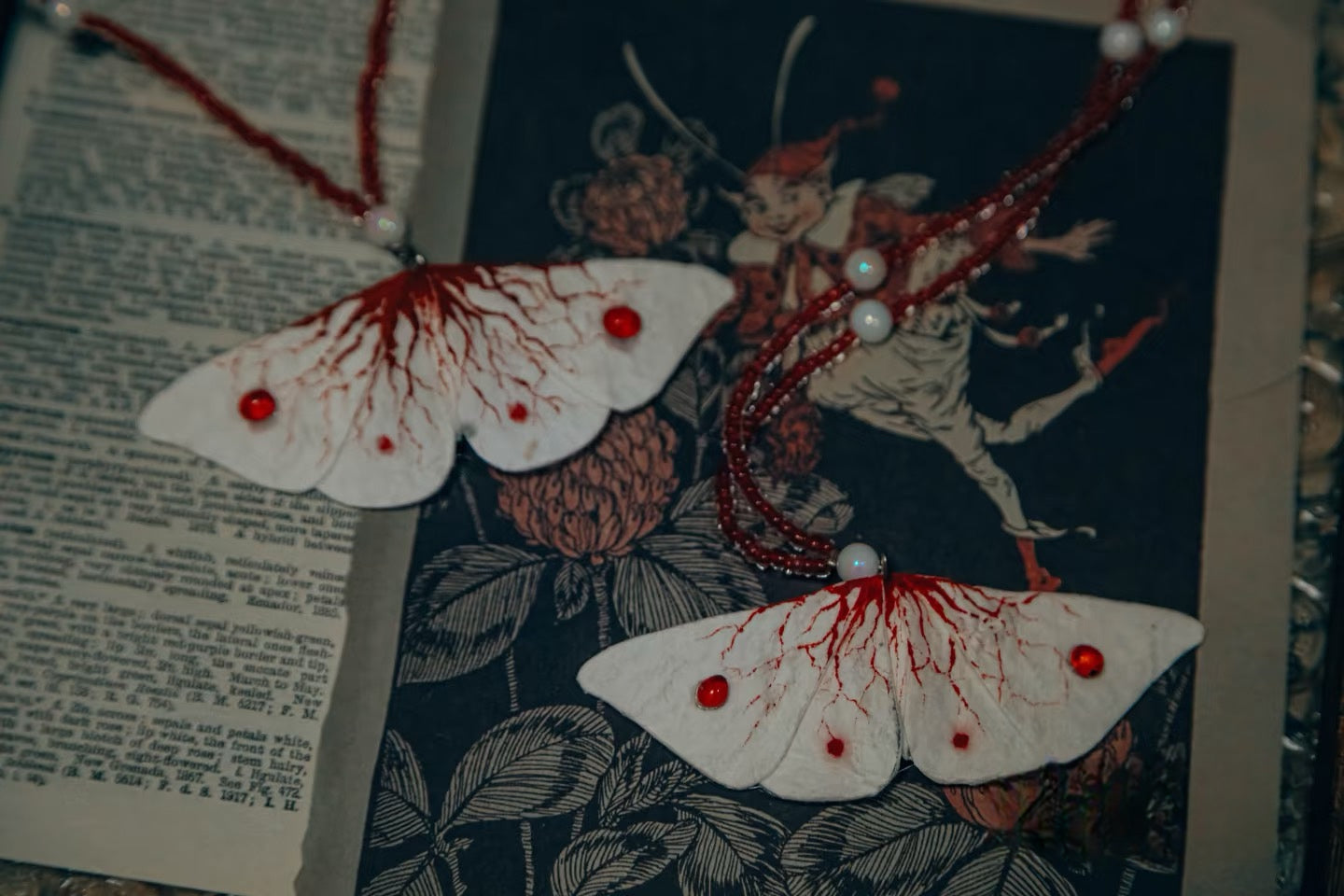 MINISEN – Moth I · Crimson Veins